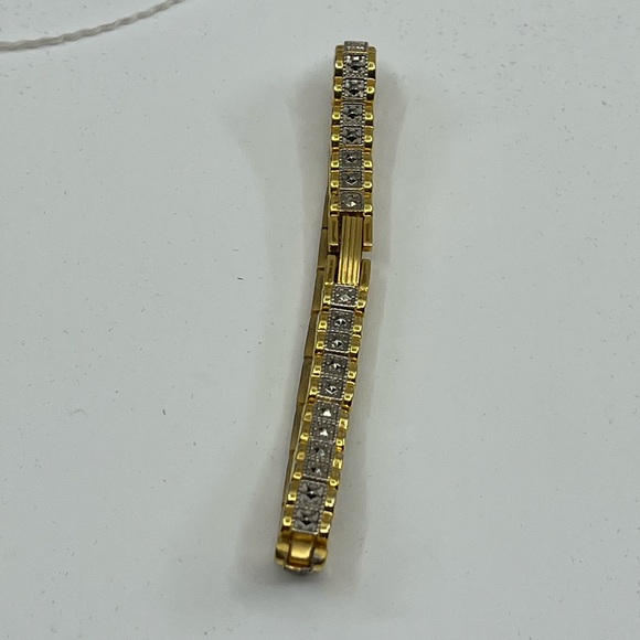 Vintage Gold Tone Bracelet with Intricate Detailing - Picture 4 of 16